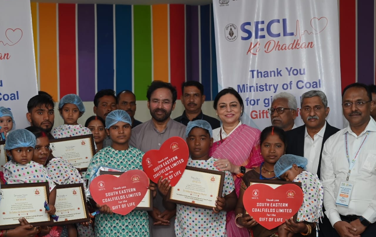 Hon'ble Minister of Coal & Mines Shri G Kishan Reddy with Beneficiaries of  SECL Ki Dhadkan CSR Initiative 