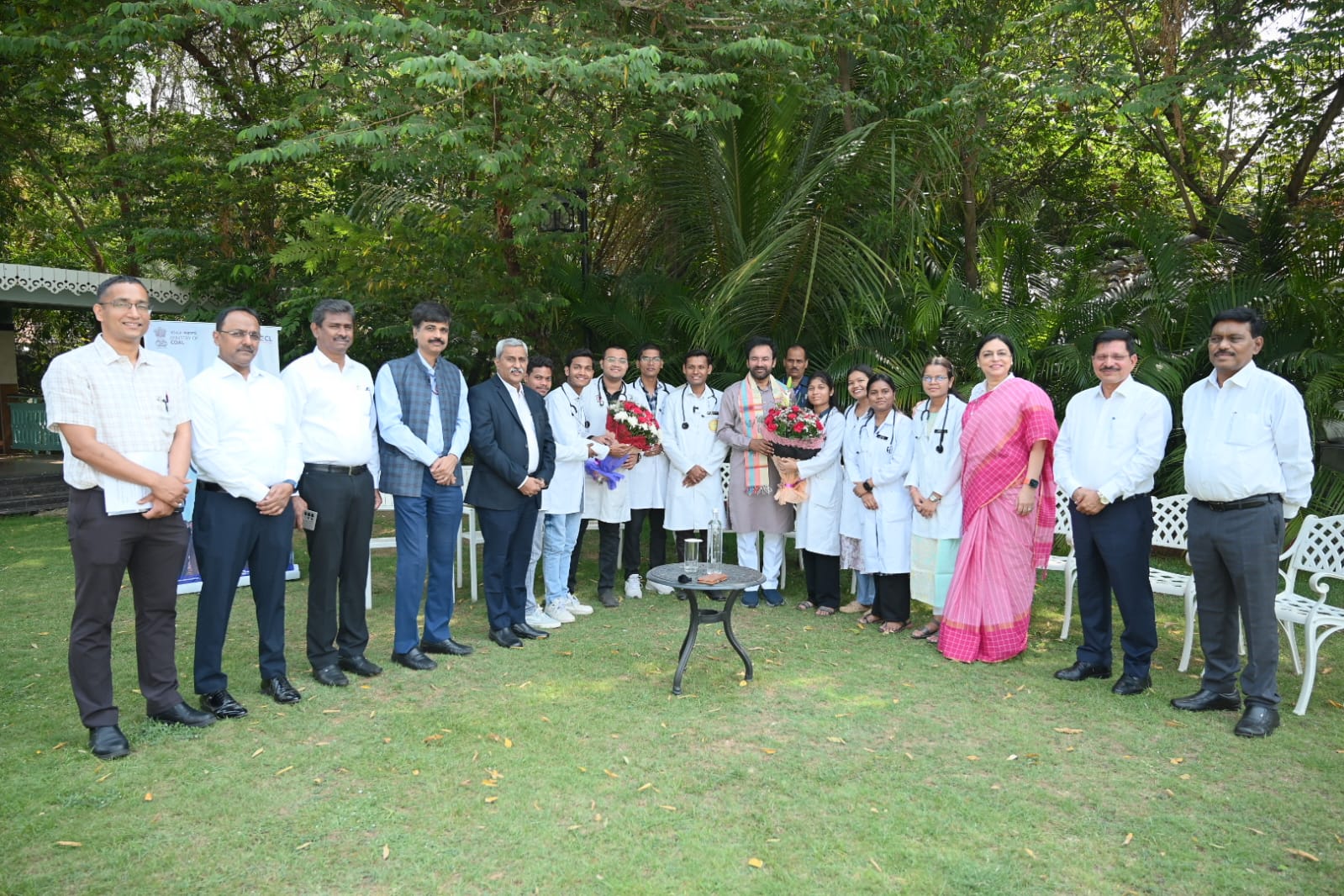 Hon'ble Minister of Coal & Mines Shri G Kishan Reddy with beneficiaries of SECL ke Sushrut  initiative 