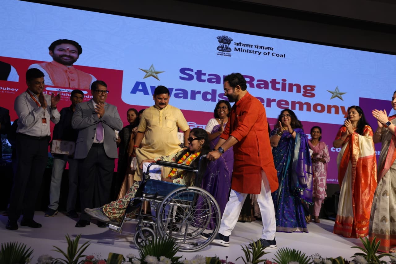 A Heartfelt gesture by Hon’ble Minister of Coal and Mines, Shri G. Kishan Reddy, during the Star Rating Awards in Mumbai