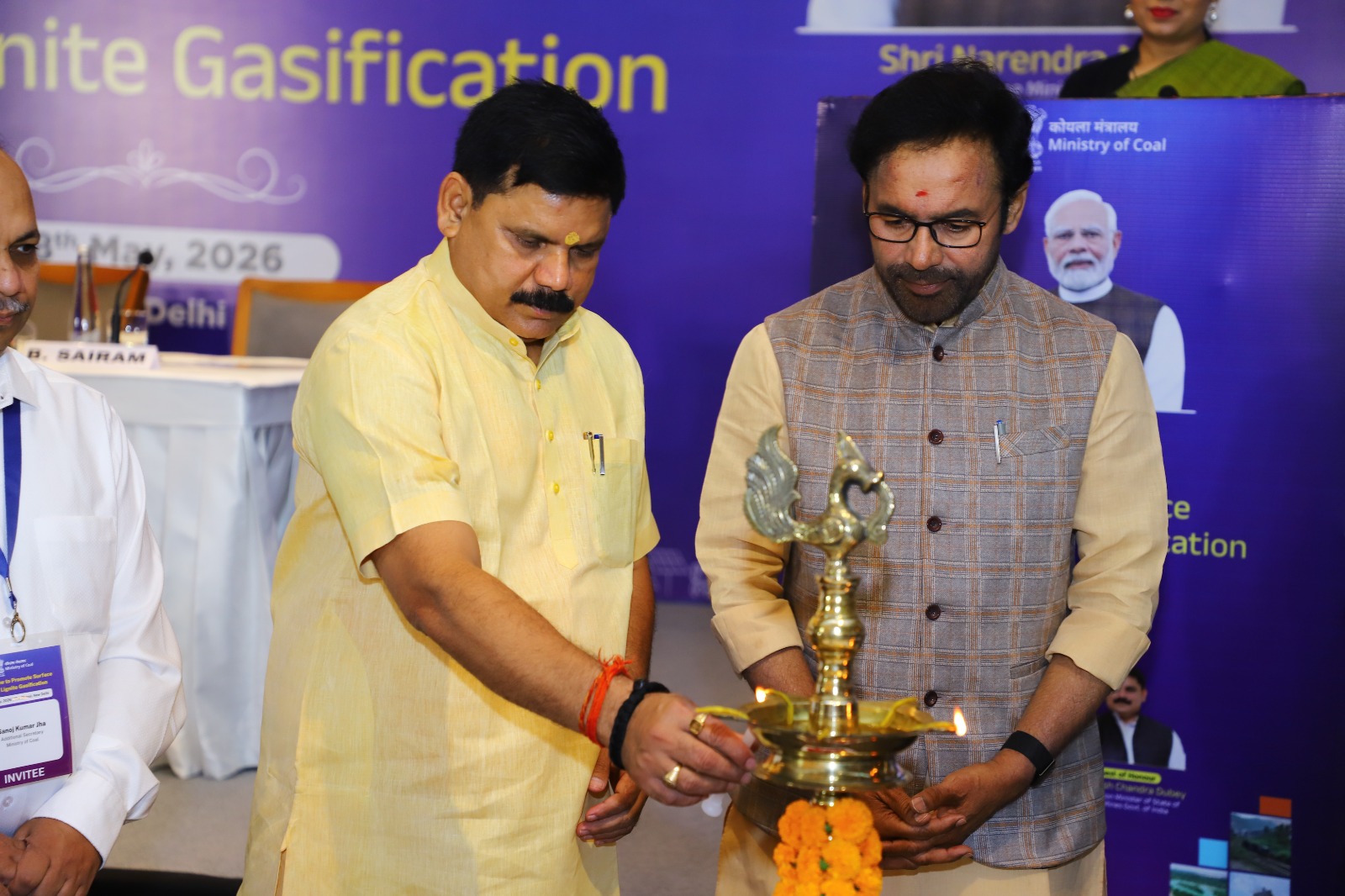 Hon’ble Union Minister of Coal & Mines, Shri G. Kishan Reddy, and Hon’ble Minister of State for Coal & Mines, Shri Satish Chandra Dubey, lighting the ceremonial lamp at the Roadshow to Promote Surface Coal/Lignite Gasification